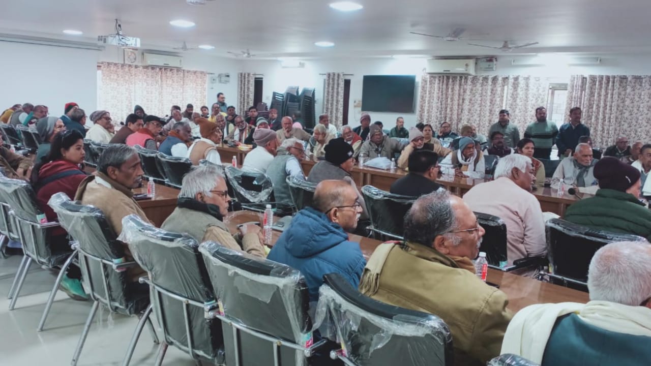 डीएम नगेंद्र पेंशनरों की समस्याओं पर संवेदनशील: अधिकारियों को दिए सख्त निर्देश