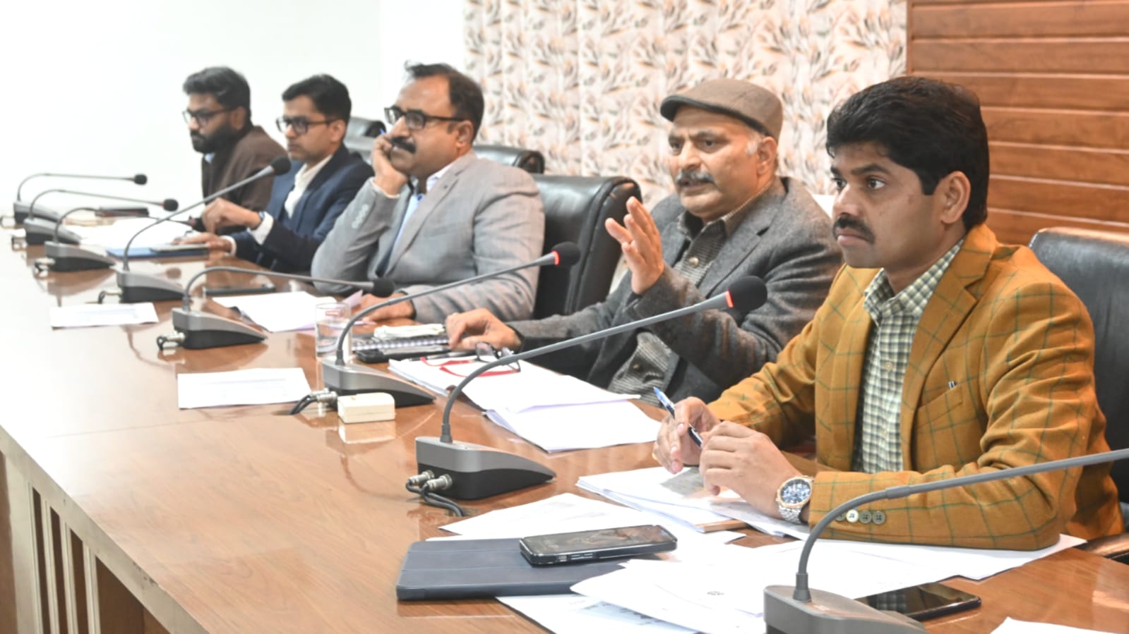 डीएम नगेंद्र का बड़े बकायादारों पर नजर टेढ़ी : सख्ती से वसूली के दिये निर्देश