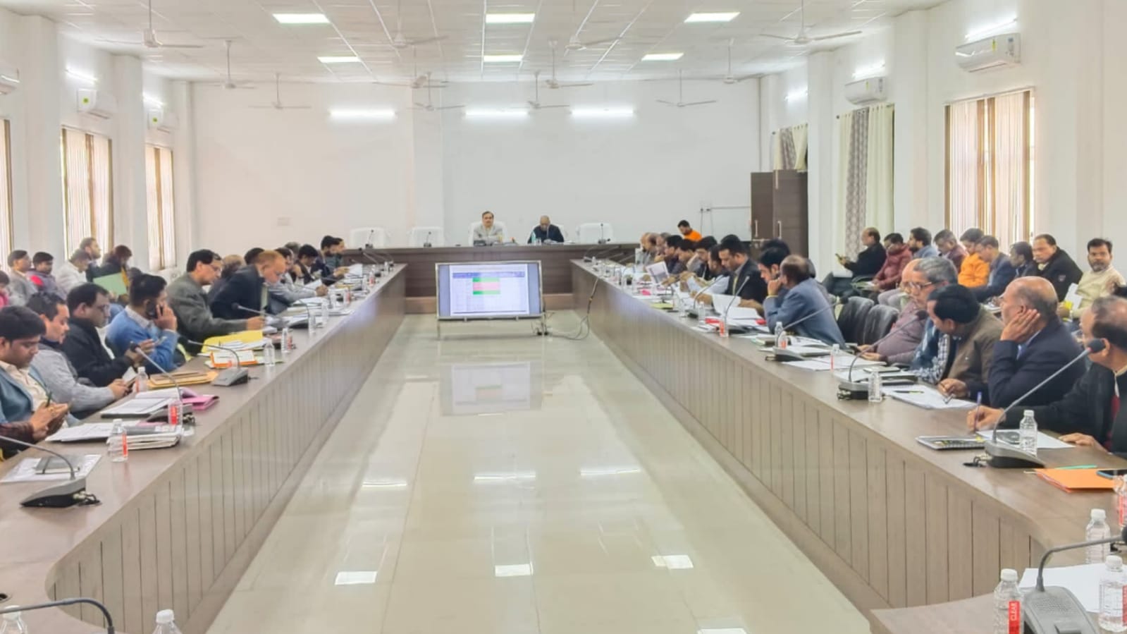 आयुक्त बालकृष्ण का अधिकारियों को अल्टीमेटम: निर्माण कार्यों में गति लाएं या कार्रवाई झेलें
