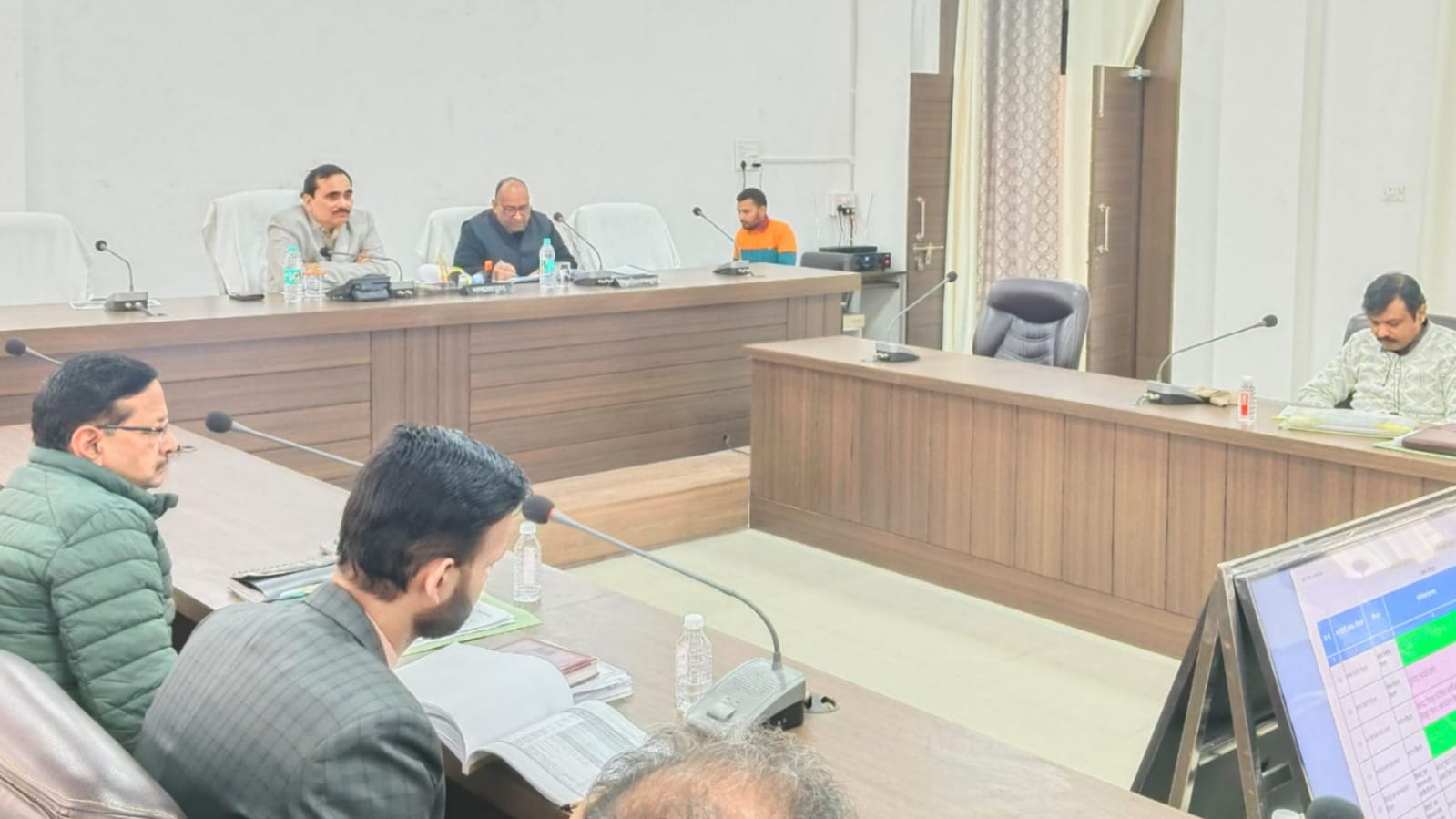 आयुक्त बालकृष्ण का अधिकारियों को अल्टीमेटम: निर्माण कार्यों में गति लाएं या कार्रवाई झेलें