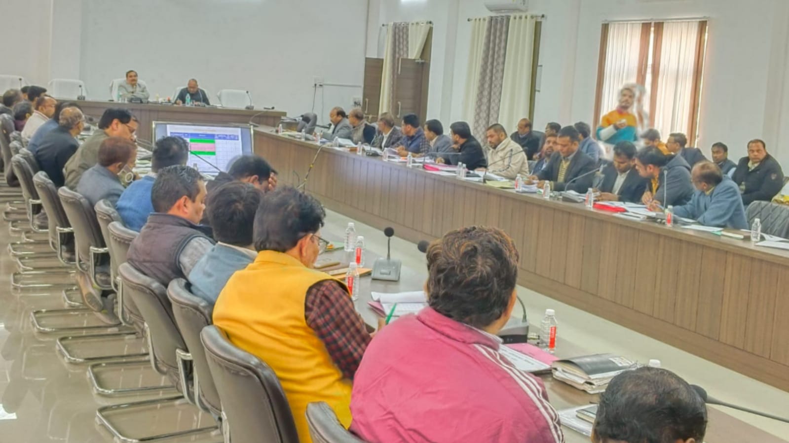 आयुक्त बालकृष्ण का अधिकारियों को अल्टीमेटम: निर्माण कार्यों में गति लाएं या कार्रवाई झेलें