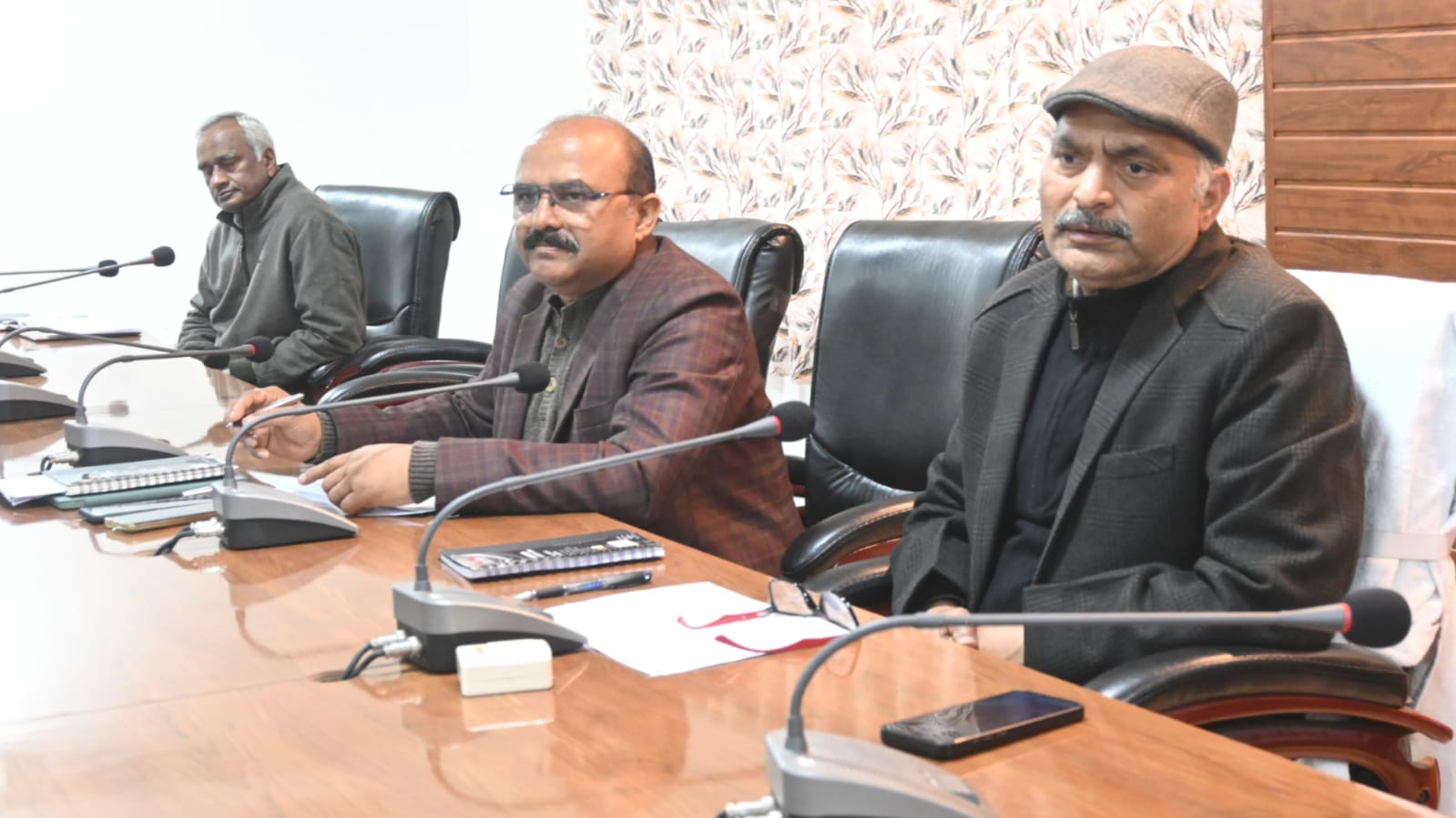 डीएम नगेंद्र की सख्ती: योजनाओं की धीमी प्रगति पर नाराजगी