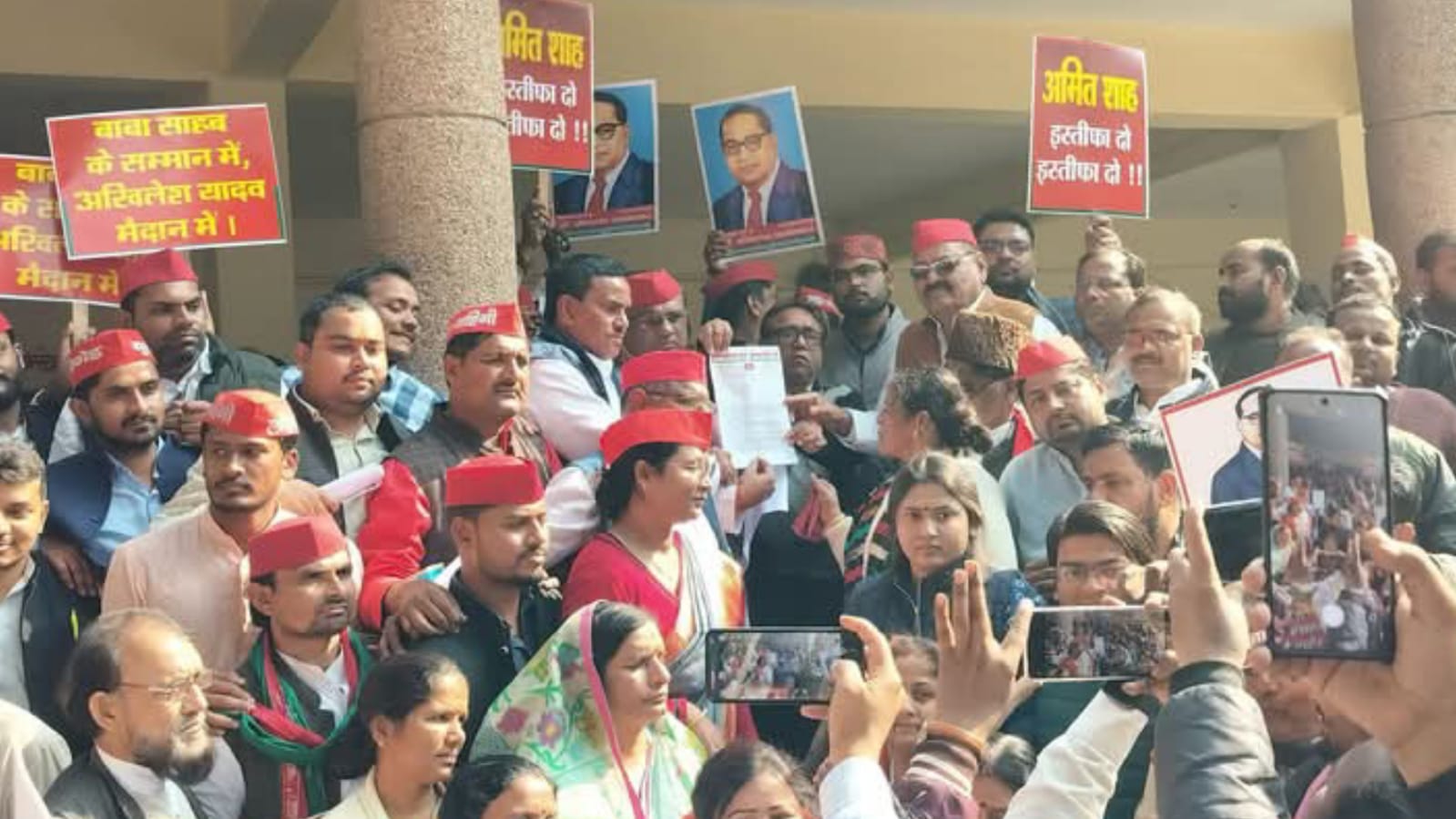 अमित शाह के खिलाफ सपाइयों ने किया प्रदर्शन : गृहमंत्री से इस्तीफे की मांग