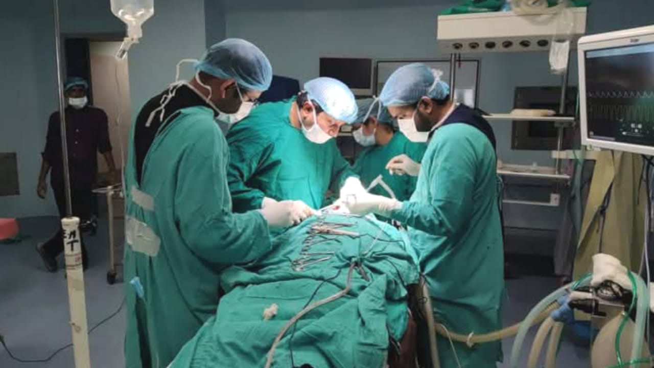 मेडिकल कॉलेज ने रचा इतिहास: गले से निकाली बड़ी गांठ, प्राचार्य कौशल ने टीम को दी बधाई