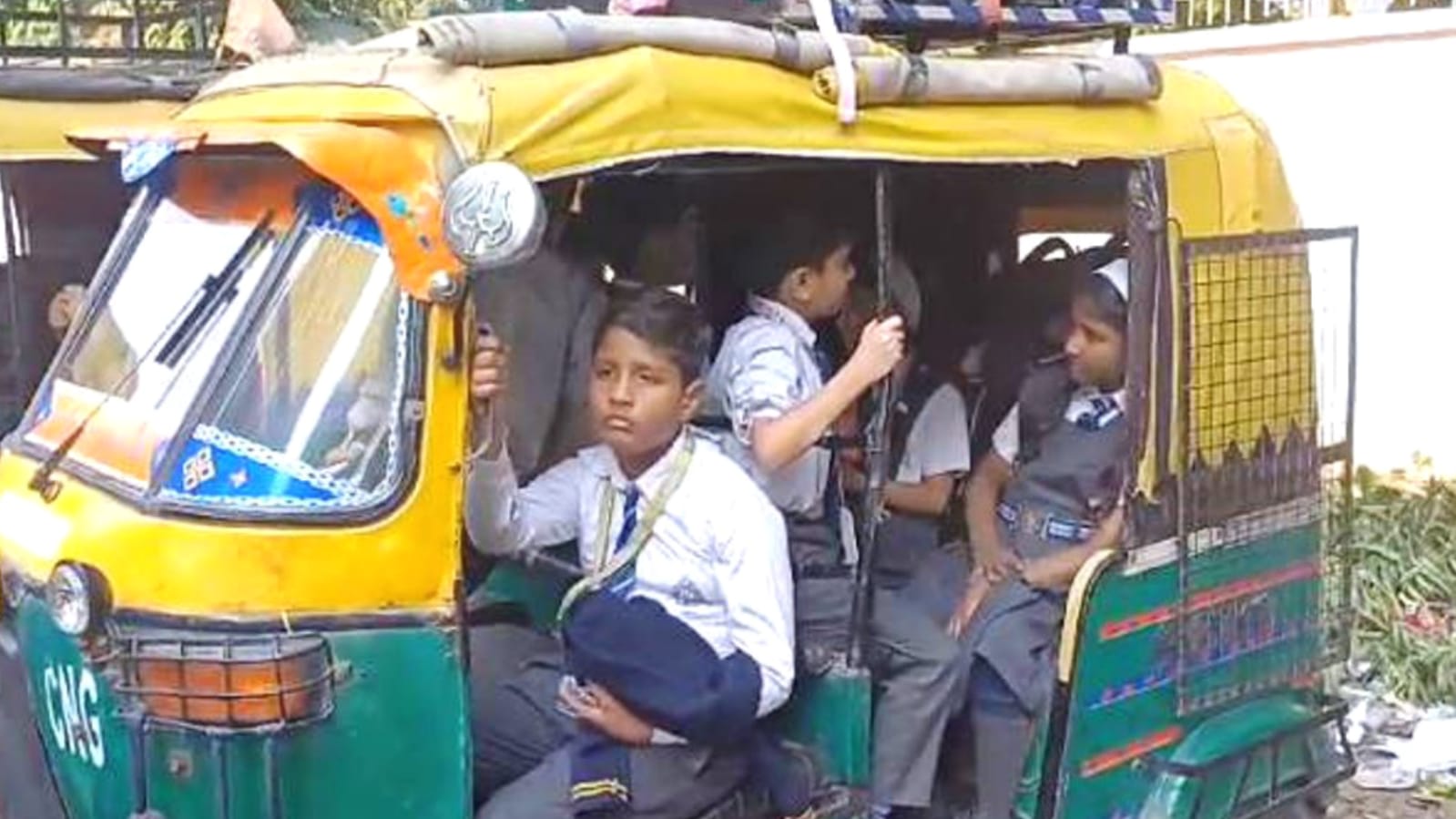 परिवहन विभाग करेगा सख्त कार्रवाई: बच्चों की जिंदगी पर मंडरा रहा खतरा
