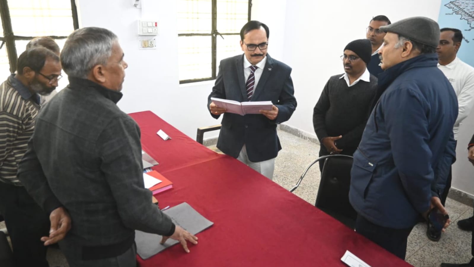आयुक्त बालकृष्ण ने प्रशासनिक कार्यों का किया निरीक्षण: समयबद्ध निस्तारण के निर्देश