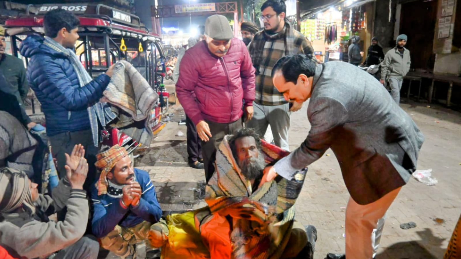 आयुक्त और डीएम द्वारा रैन बसेरों का औचक निरीक्षण: ठंड से बचाव के लिए दिए निर्देश