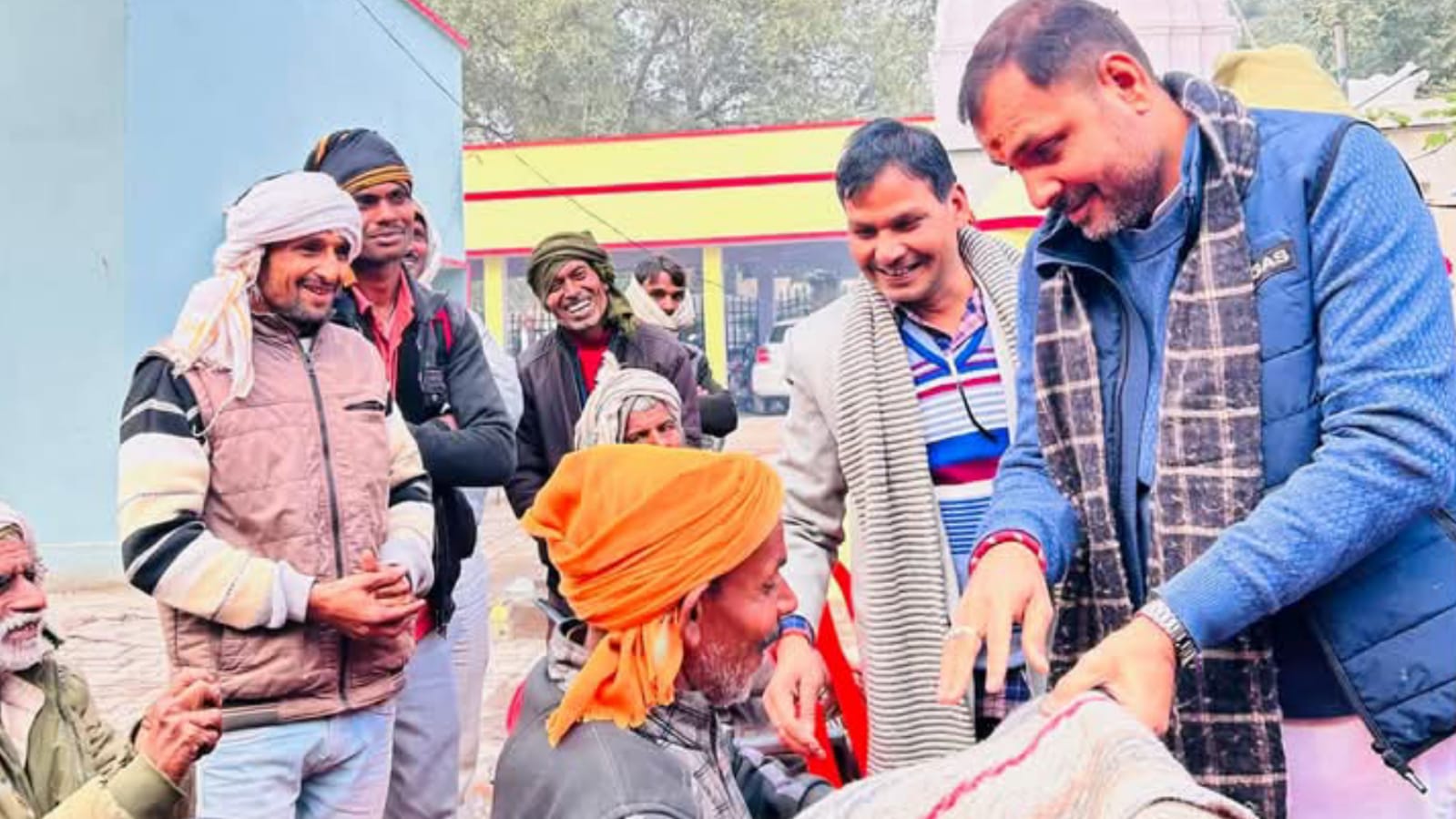 विधायक प्रकाश ने कड़कती ठंड में दी राहत: जरूरतमंदों को बांटे कंबल, मिली दुआएं