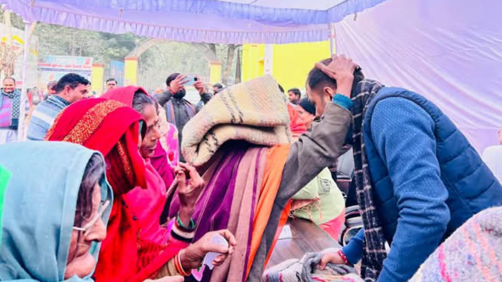विधायक प्रकाश ने कड़कती ठंड में दी राहत: जरूरतमंदों को बांटे कंबल, मिली दुआएं