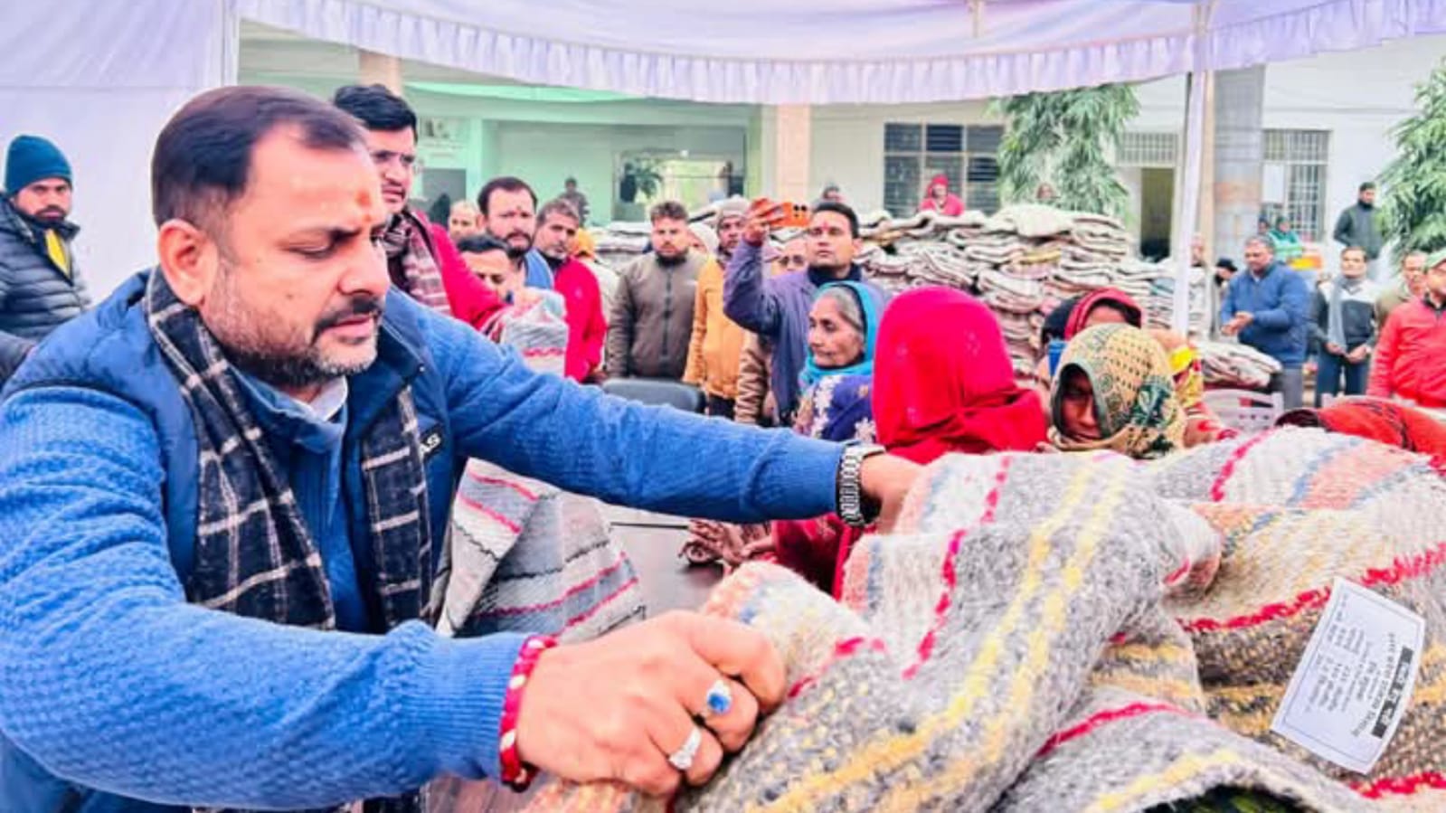 विधायक प्रकाश ने कड़कती ठंड में दी राहत: जरूरतमंदों को बांटे कंबल, मिली दुआएं