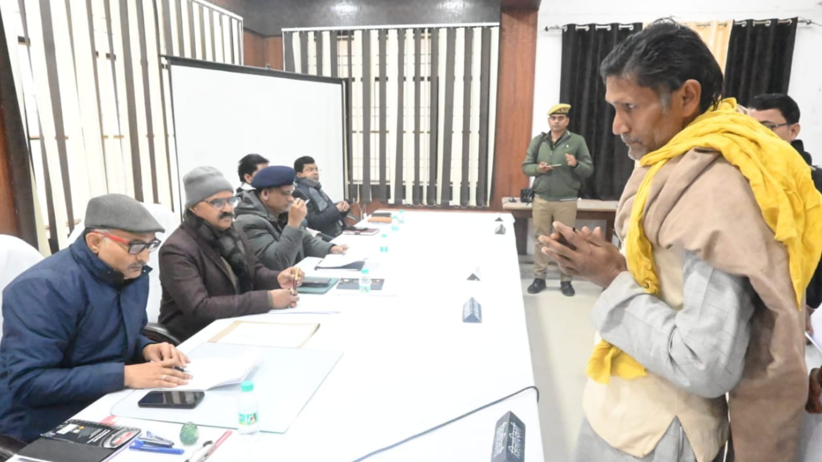 डीएम नगेन्द्र ने अधिकारियों को दी हिदायत: लापरवाही बरती तो होगी सख्त कार्यवाही