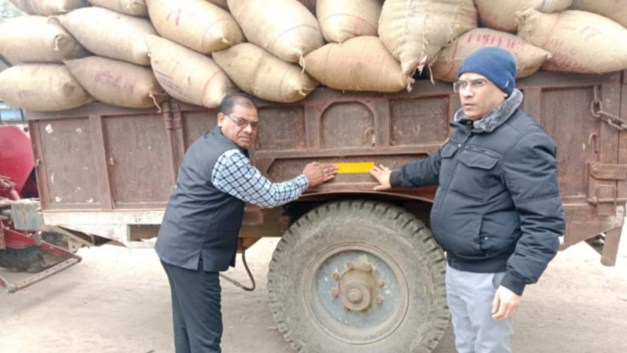 बांदा एआरटीओ शंकर सिंह की पहल: रेट्रो रिफ्लेक्टिव टेप से बढ़ी सड़क सुरक्षा