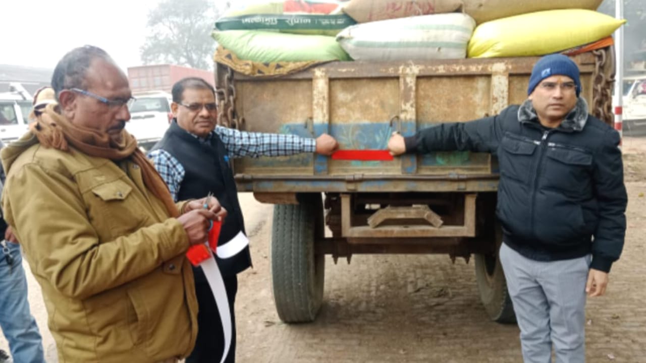 बांदा एआरटीओ शंकर सिंह की पहल: रेट्रो रिफ्लेक्टिव टेप से बढ़ी सड़क सुरक्षा