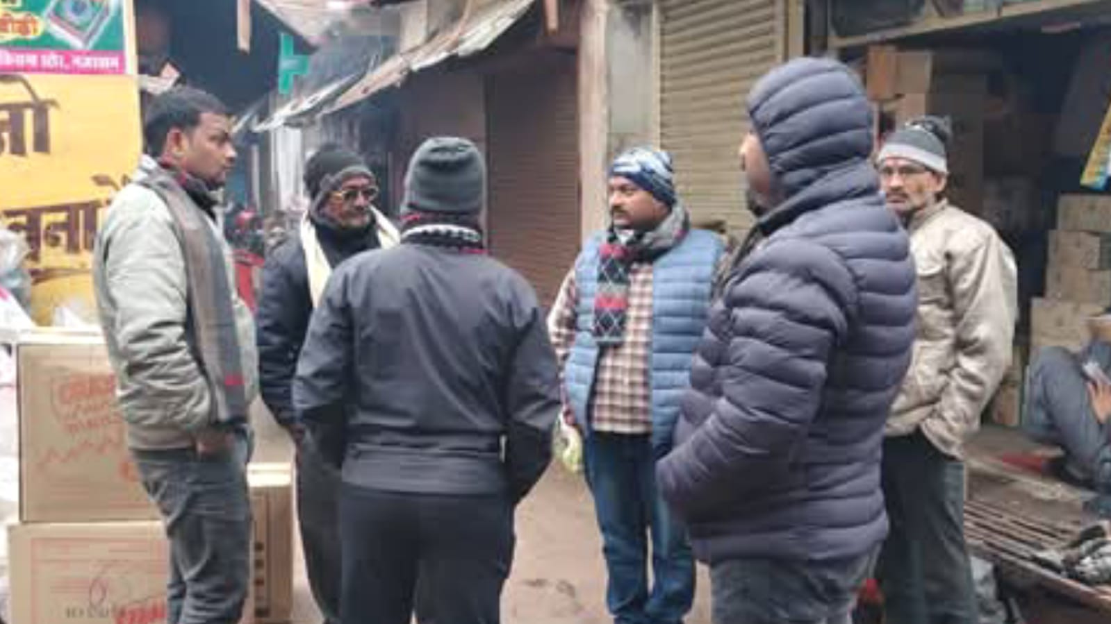पालिका अध्यक्ष प्रतिनिधि अंकित बासू ठंड को हरायेगें : शहर में अलाव का खोला मोर्चा