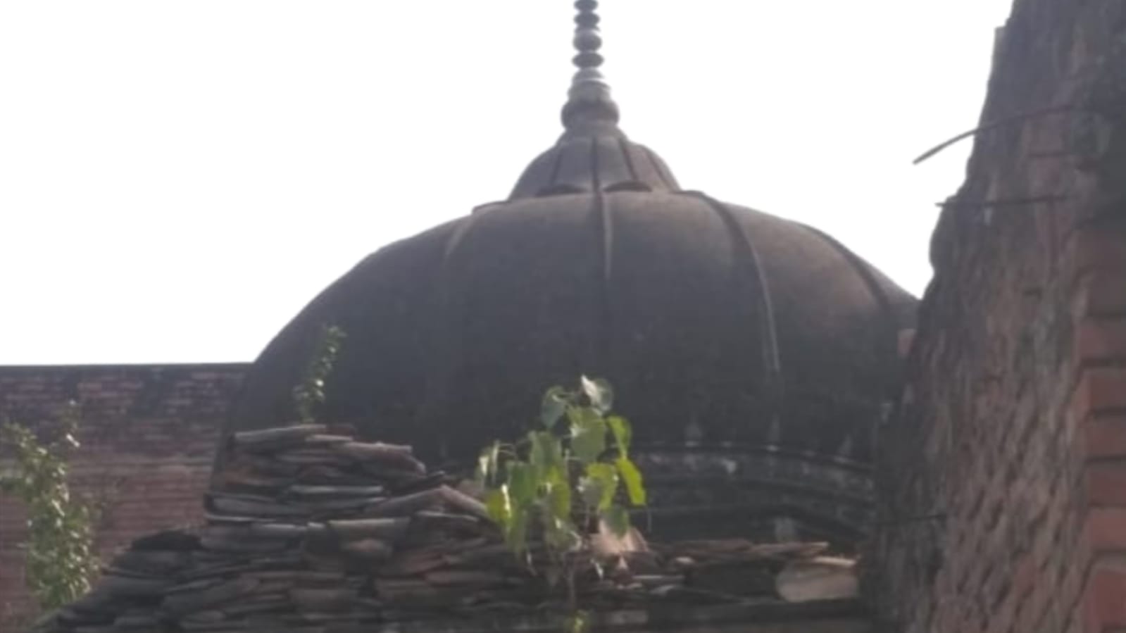 बांदा प्रशासन को चुनौती: प्राचीन शिव मंदिर पर हो गया अवैध कब्जा ! भक्तों की पहुंच बाधित