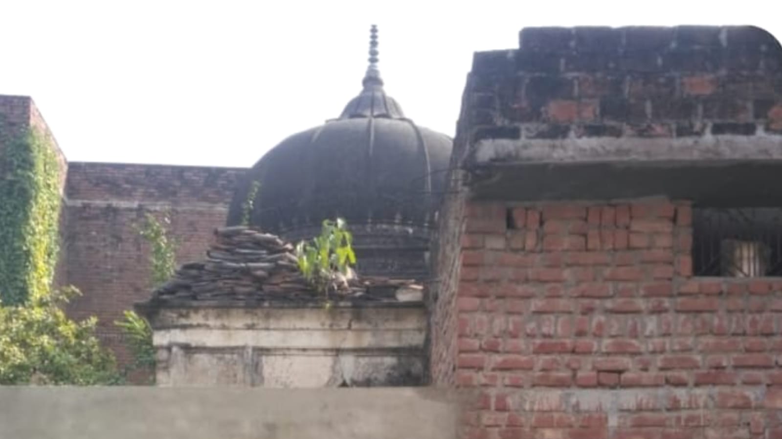 बांदा प्रशासन को चुनौती: प्राचीन शिव मंदिर पर हो गया अवैध कब्जा ! भक्तों की पहुंच बाधित