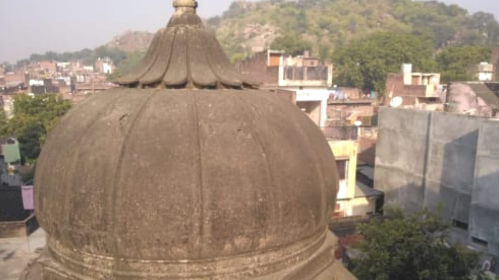 बांदा प्रशासन को चुनौती: प्राचीन शिव मंदिर पर हो गया अवैध कब्जा ! भक्तों की पहुंच बाधित
