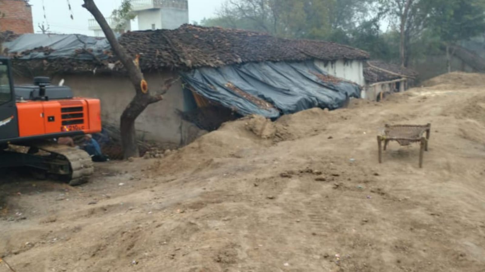 लघु सिंचाई विभाग की दादागिरी: बसहरी में मानक की अनदेखी कर तालाब जीर्णोद्धार