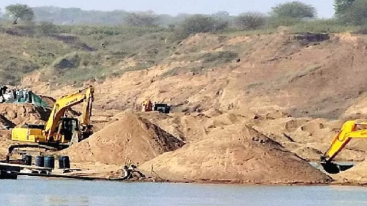 बांदा में बिल्हरका बालू खदान माफिया की दबंगई: अवैध खनन एवं परिवहनका तांडव !