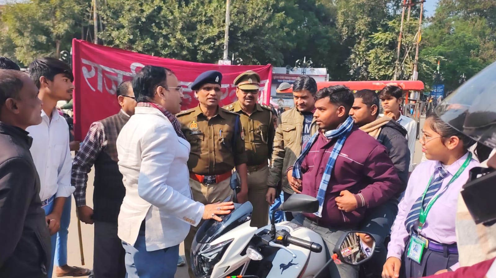 बांदा में सड़क सुरक्षा पर जोर: यातायात नियमों का पालन करने की दी गई नसीहत