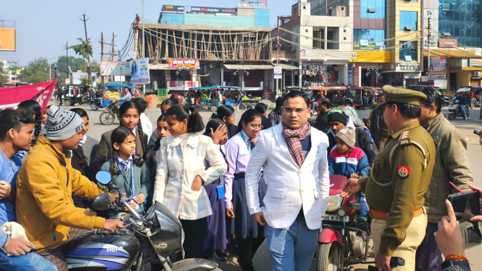 बांदा में सड़क सुरक्षा पर जोर: यातायात नियमों का पालन करने की दी गई नसीहत