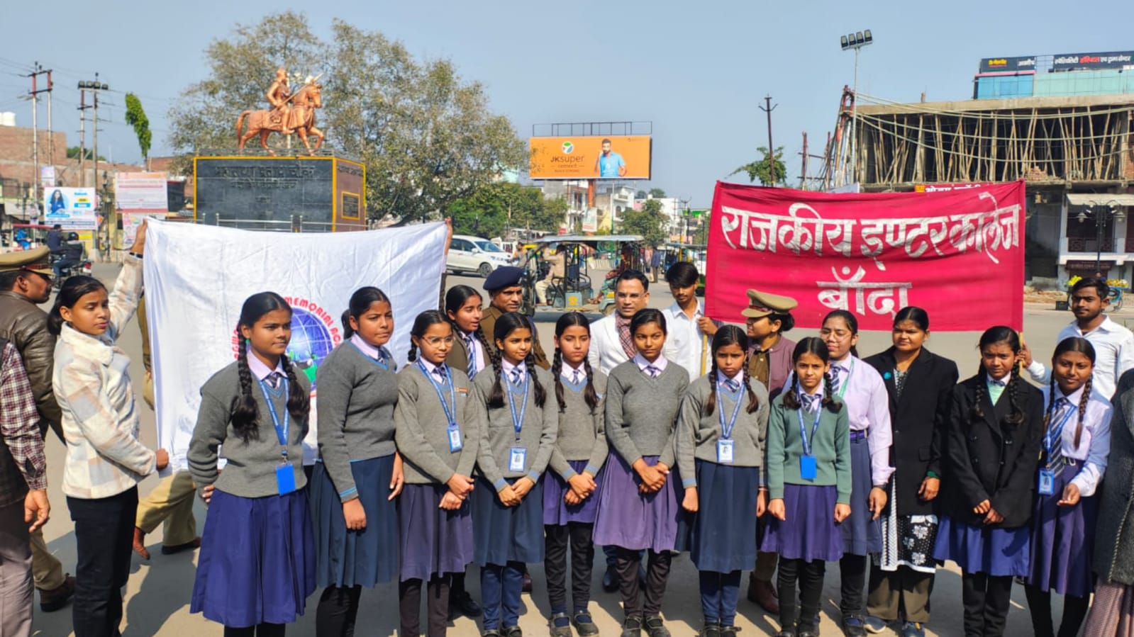 बांदा में सड़क सुरक्षा पर जोर: यातायात नियमों का पालन करने की दी गई नसीहत