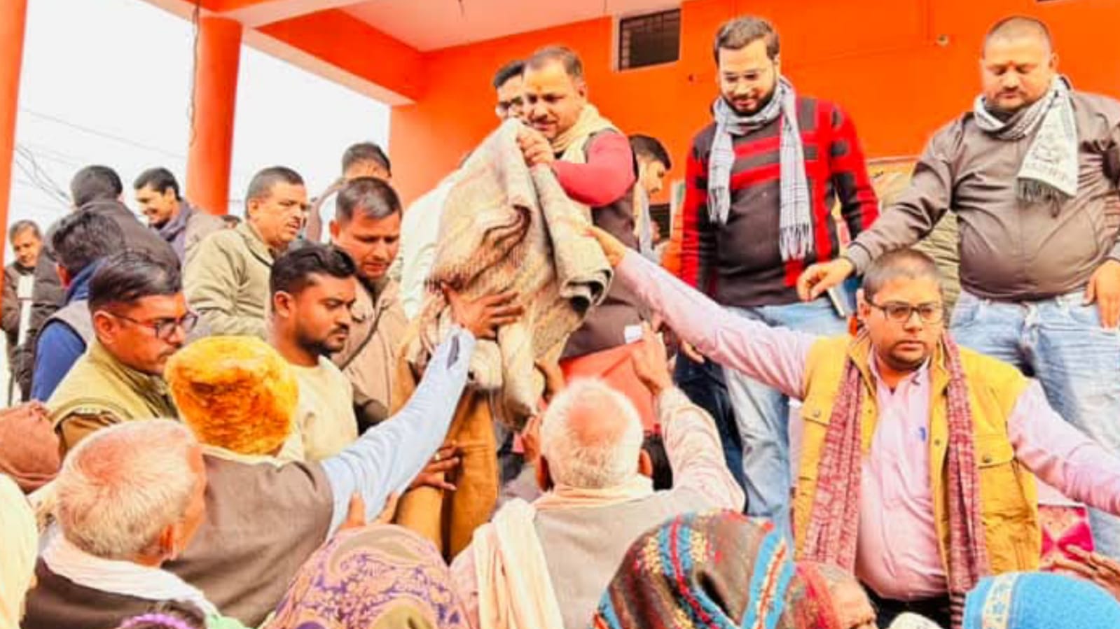 विधायक प्रकाश की समाजसेवा: जनता ने कहा - 'विधायक हो तो ऐसा', जीता सबका का दिल
