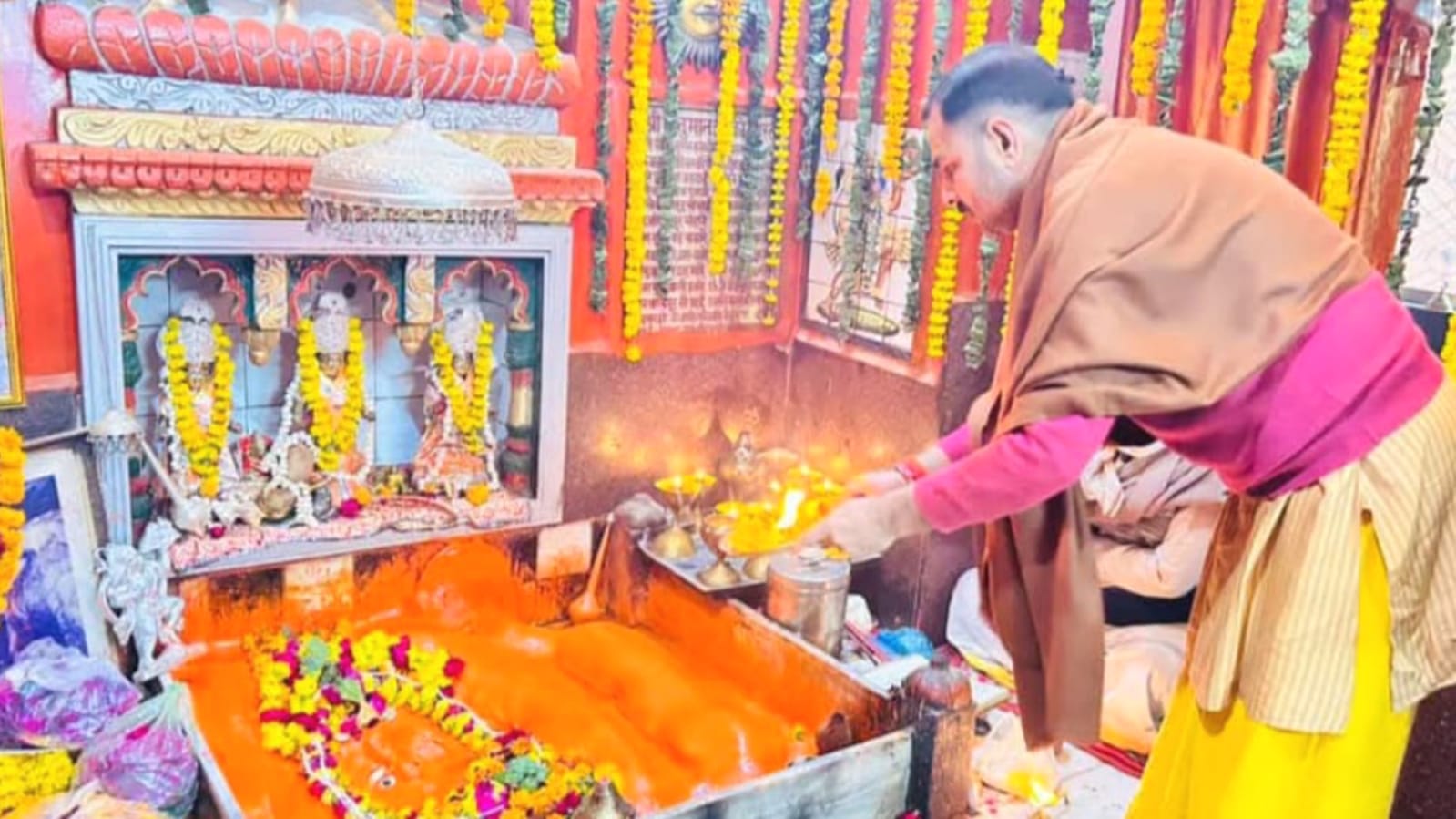 विधायक प्रकाश का मकर संक्रांति पर विशेष पूजन: बांदा को महानगर बनाने की कामना