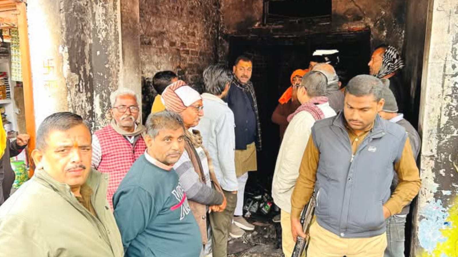 विधायक प्रकाश ने आग से क्षतिग्रस्त दुकान का किया निरीक्षण: आर्थिक सहायता का आश्वासन