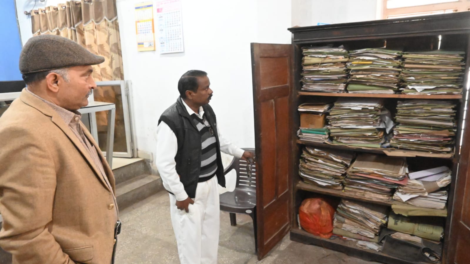 डीएम नागेंद्र प्रताप तहसील निरीक्षण में भड़के: निलंबन की दी चेतावनी