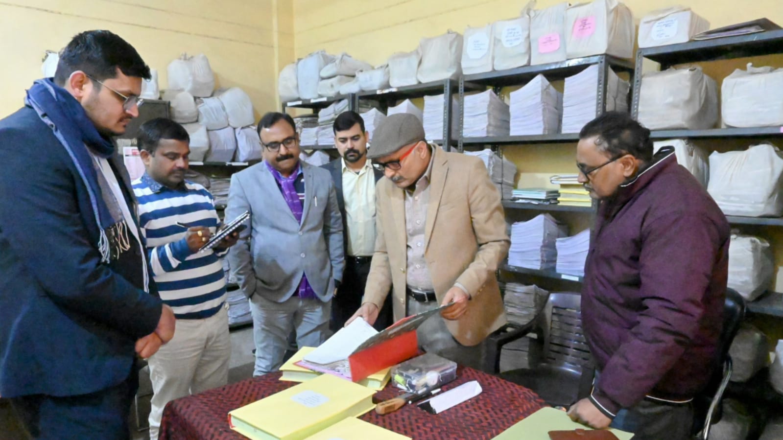 डीएम नागेंद्र प्रताप तहसील निरीक्षण में भड़के: निलंबन की दी चेतावनी