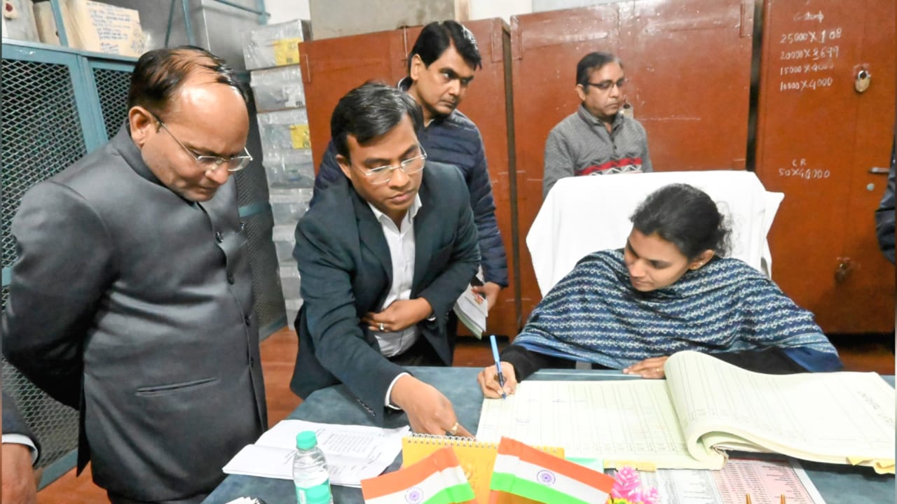 बांदा डीएम जे रीभा ने संभाला कार्यभार : शासन की नीतियों को लागू करने का संकल्प