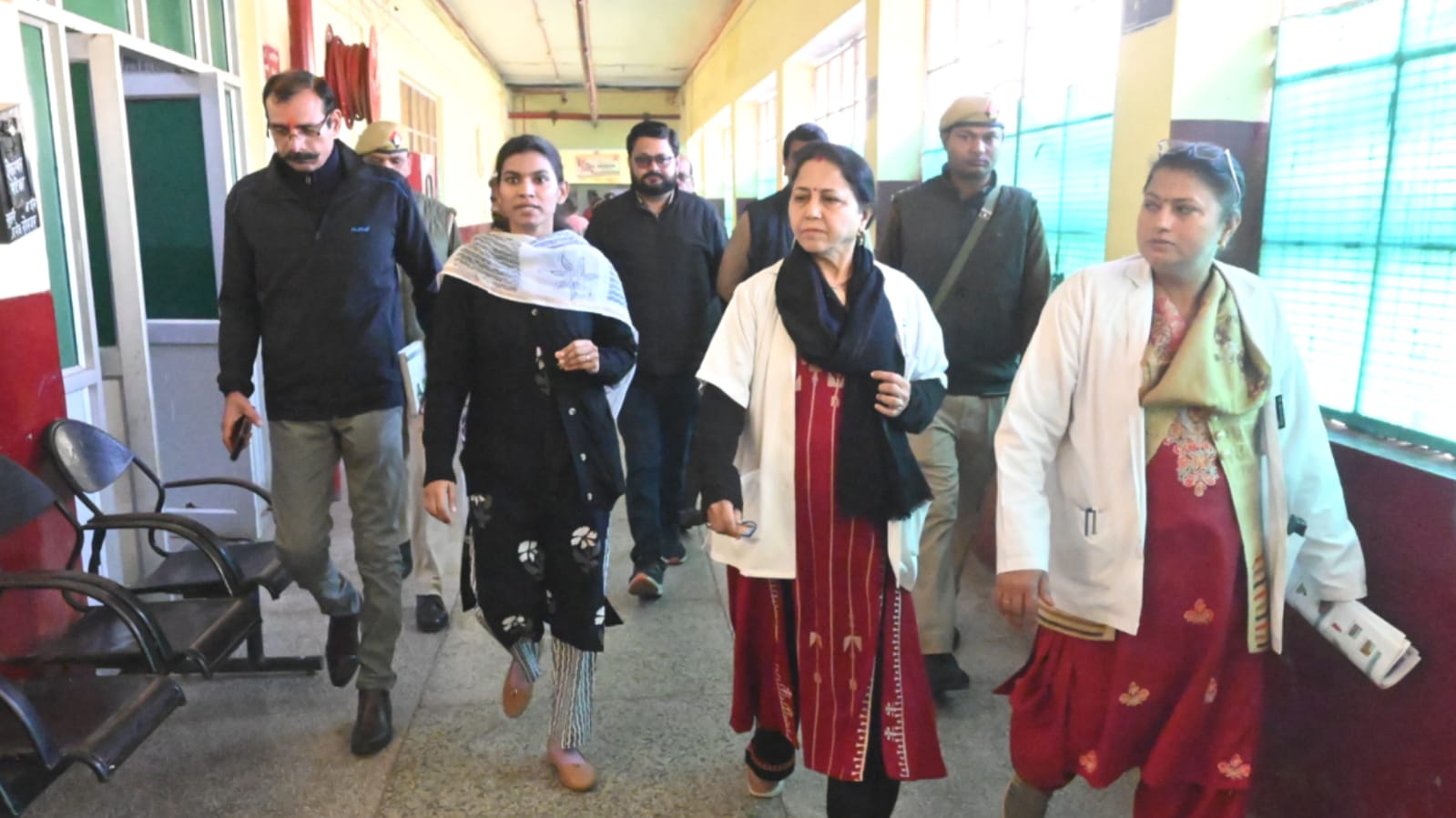 डीएम जे. रीभा के औचक निरीक्षण से जिला अस्पताल में हड़कंप: खामियां देख भड़कीं