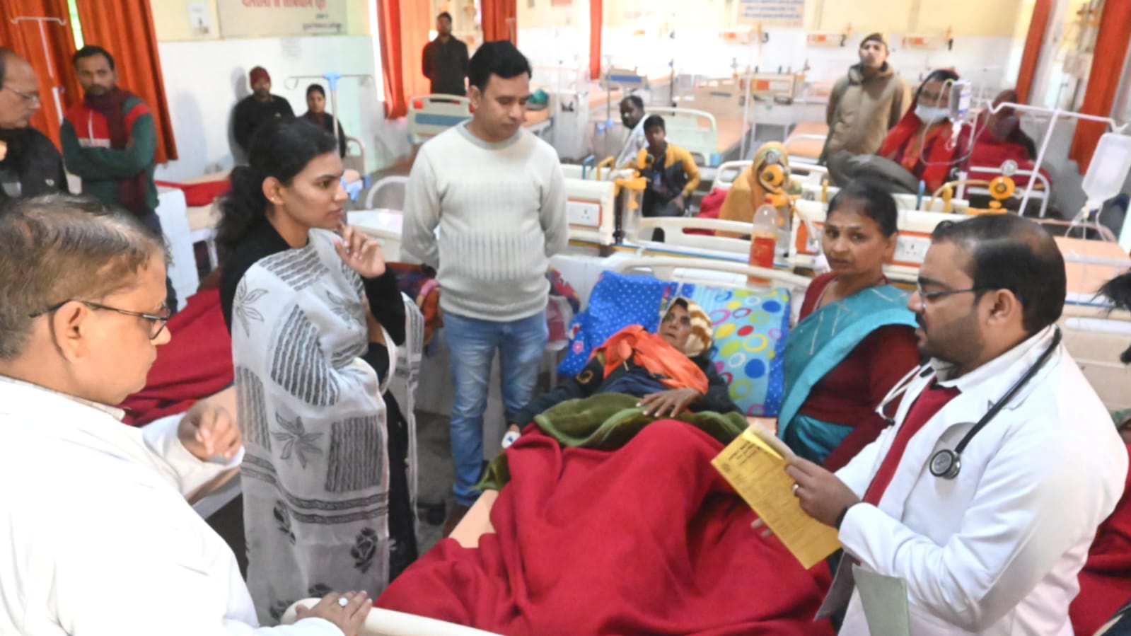 डीएम जे. रीभा के औचक निरीक्षण से जिला अस्पताल में हड़कंप: खामियां देख भड़कीं