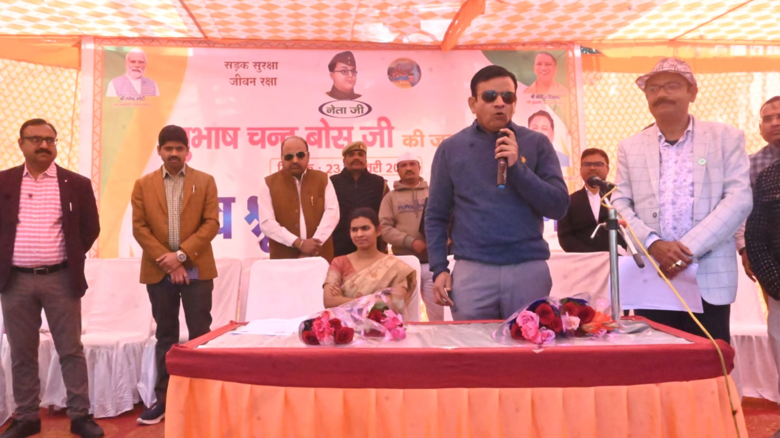 मंडलायुक्त और डीएम ने मानव श्रृंखला का किया शुभारंभ: सड़क सुरक्षा का दिया संदेश