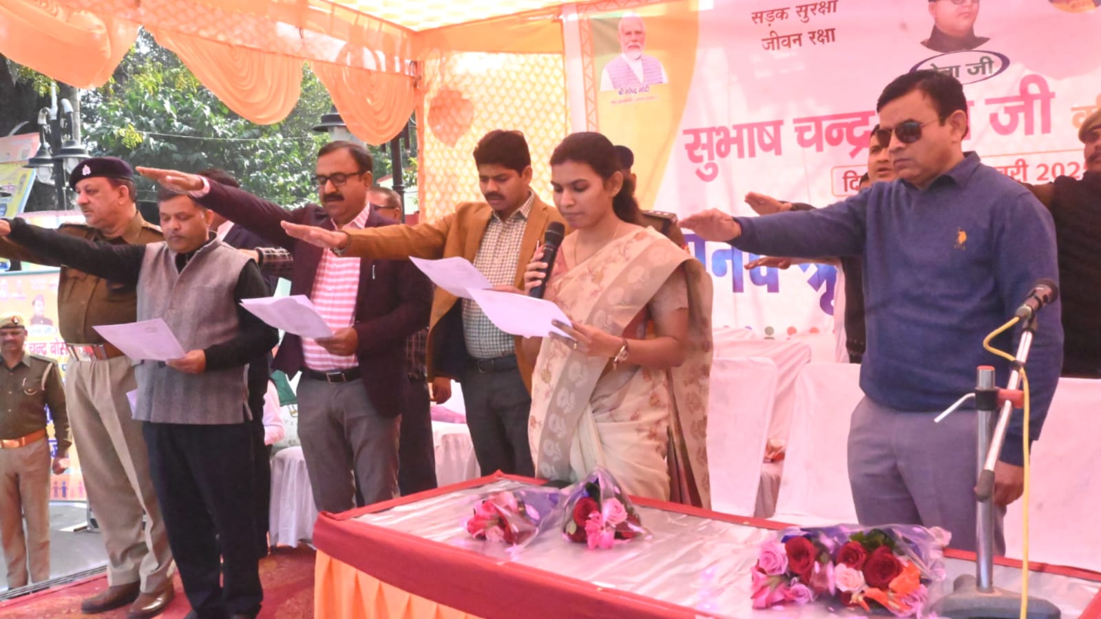 मंडलायुक्त और डीएम ने मानव श्रृंखला का किया शुभारंभ: सड़क सुरक्षा का दिया संदेश