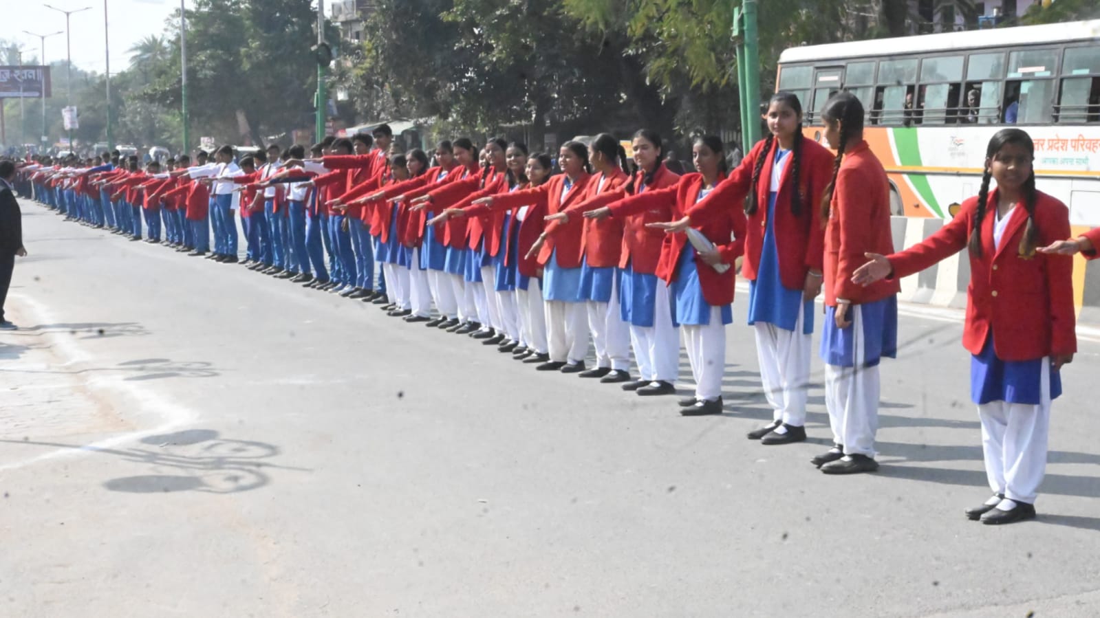 मंडलायुक्त और डीएम ने मानव श्रृंखला का किया शुभारंभ: सड़क सुरक्षा का दिया संदेश