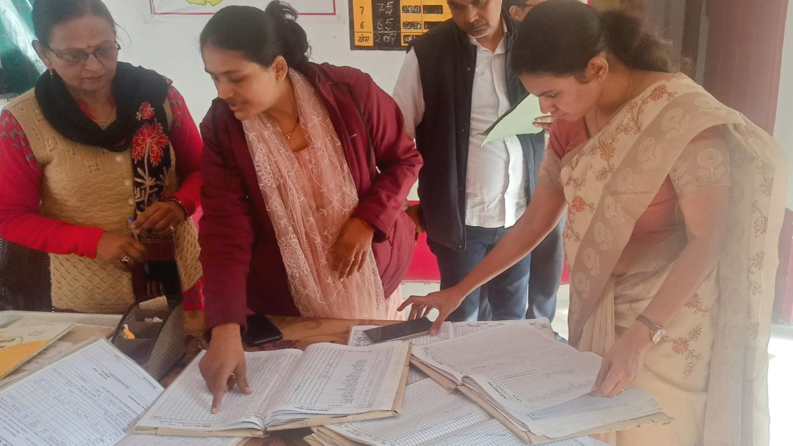 डीएम जे रीभा का औचक निरीक्षण: शिक्षा का "हाल" जानने पहुंची विद्यालय