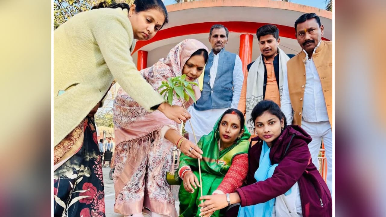 पालिका अध्यक्ष मालती गुप्ता ने किया ध्वजारोहण, वृक्षारोपण कर दिया पर्यावरण संरक्षण का संदेश