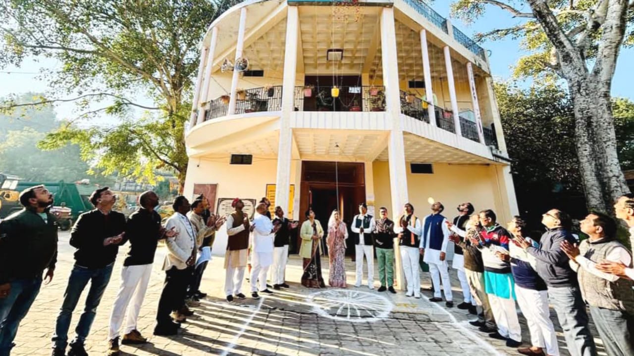 पालिका अध्यक्ष मालती गुप्ता ने किया ध्वजारोहण, वृक्षारोपण कर दिया पर्यावरण संरक्षण का संदेश