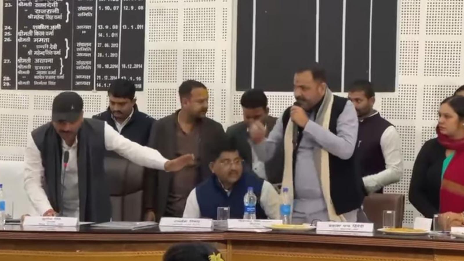 बांदा में जिला पंचायत अध्यक्ष सुनील पटेल "साबित" हो गए क्या भ्रष्टाचार का कथित कलंक ? बड़े भाई "संघ पदाधिकारी" ने दे दी है "शह" ?