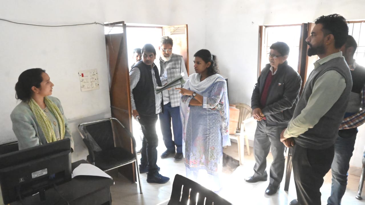 डीएम जे रीभा साबित कर रहीं प्रशानिक कुशलता : अधिकारियों में हो रही चर्चा