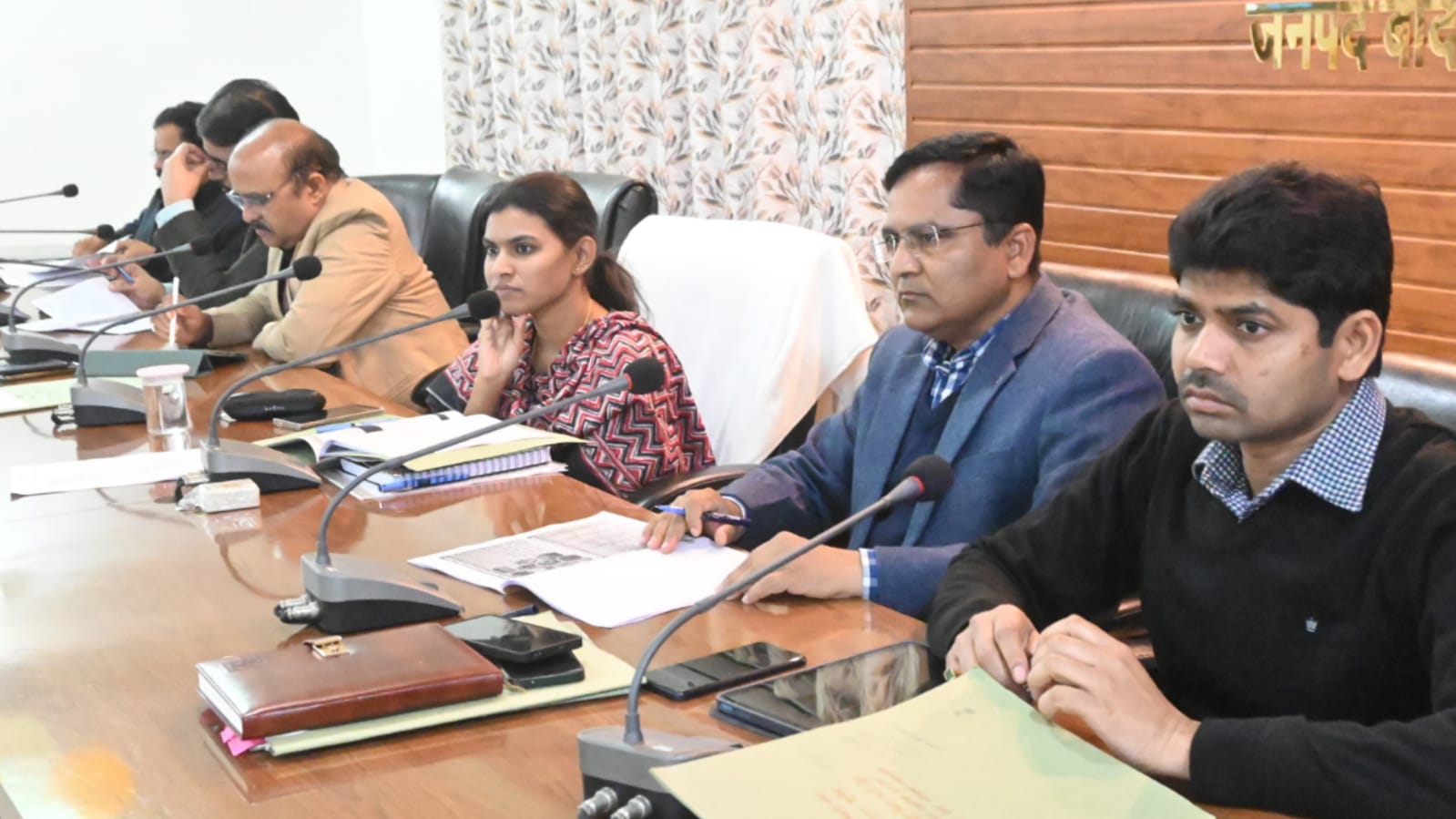 डीएम जे रीभा की पर्यावरण संरक्षण पर बड़ी बैठक: 35 करोड़ पौधरोपण लक्ष्य