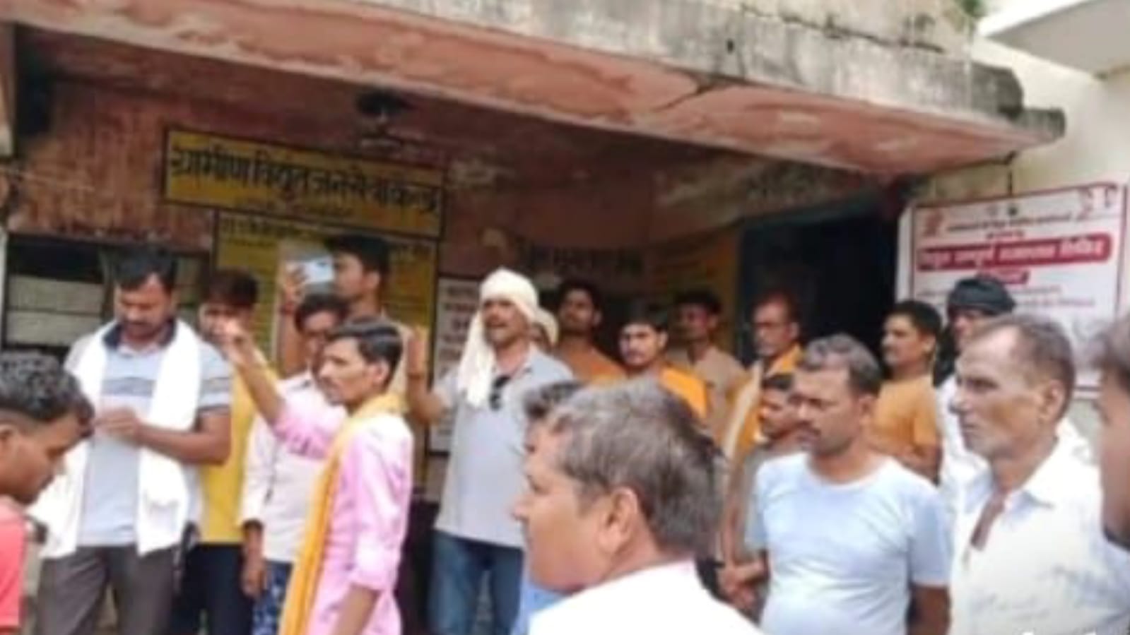 कमासिन का पन्नाह पावर हाउस नहीं दे रहा बिजली: निकम्मे पन की हो गई हद !