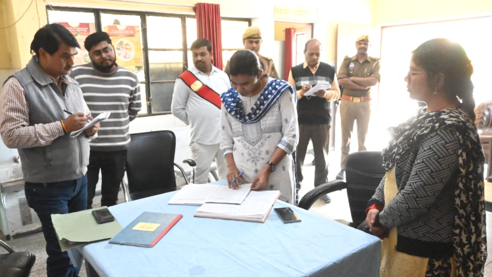 डीएम जे रीभा की "लापरवाह अधिकारियों" पर गाज : काम नहीं तो वेतन नहीं