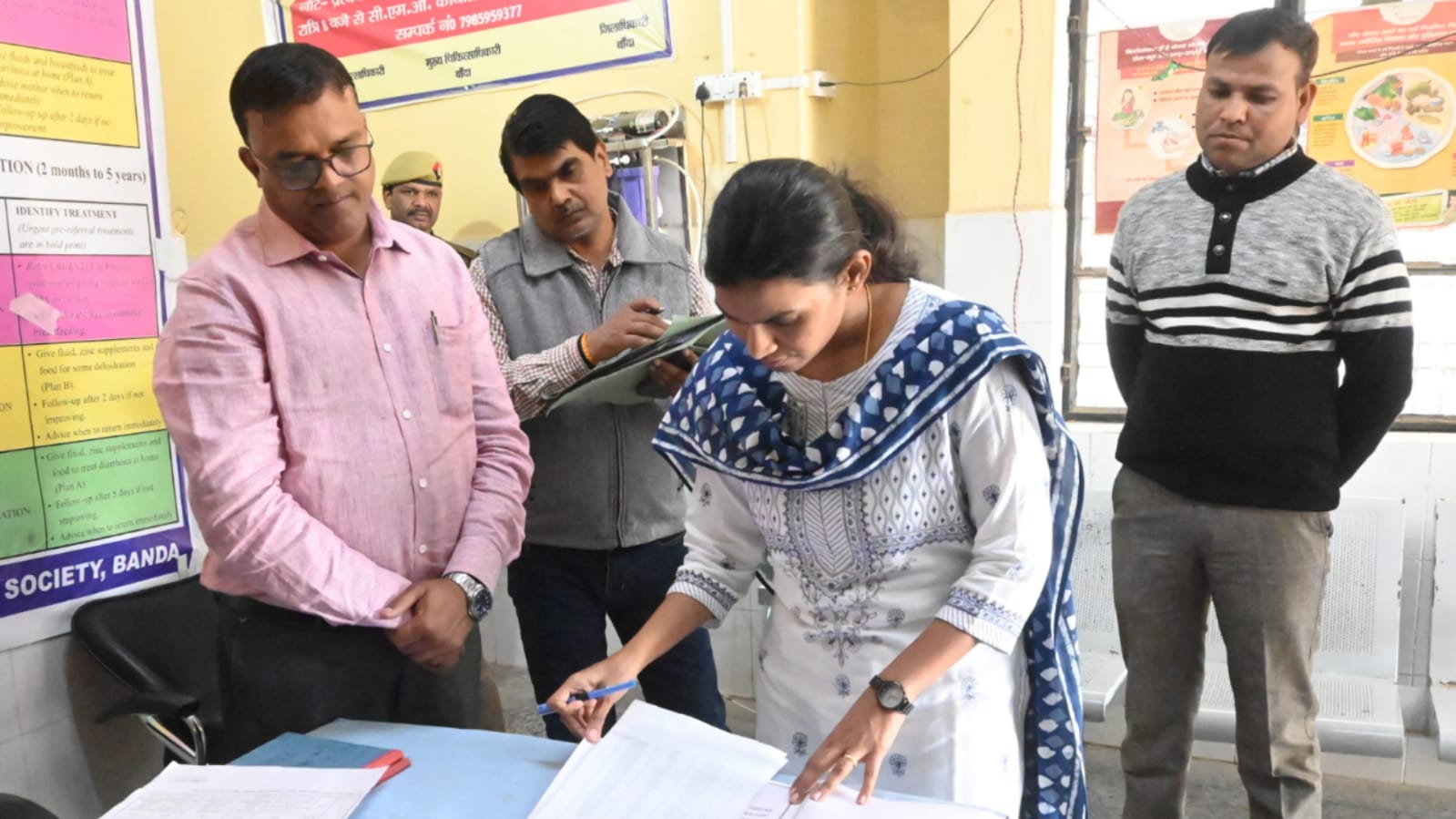 डीएम जे रीभा की "लापरवाह अधिकारियों" पर गाज : काम नहीं तो वेतन नहीं