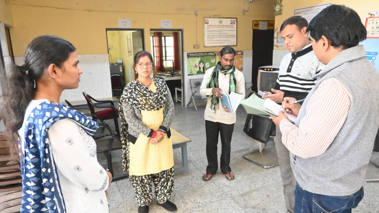 डीएम जे रीभा की "लापरवाह अधिकारियों" पर गाज : काम नहीं तो वेतन नहीं