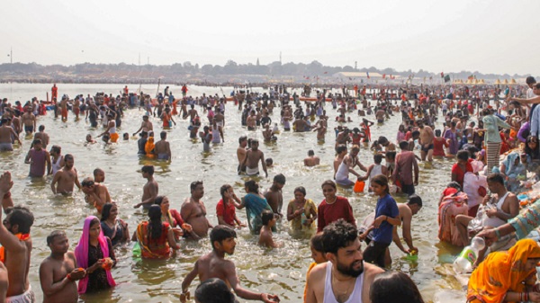 महाकुंभ में शर्मनाक हरकत : सोशल मीडिया पर वायरल हो रहे अश्लील वीडियो, पुलिस ने कसी नकेल