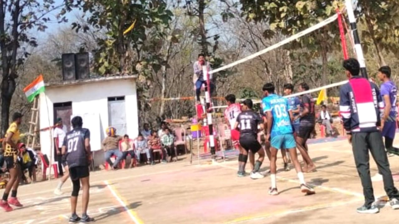 वालीबाल प्रतियोगिता: लोहरा की टीम ने गोयरा को हराकर जीती चैंपियनशिप