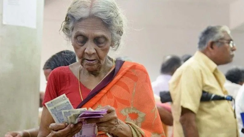 बुजुर्गों की पेंशन पर संकट: आधार लिंक न होने से अटकी रकम